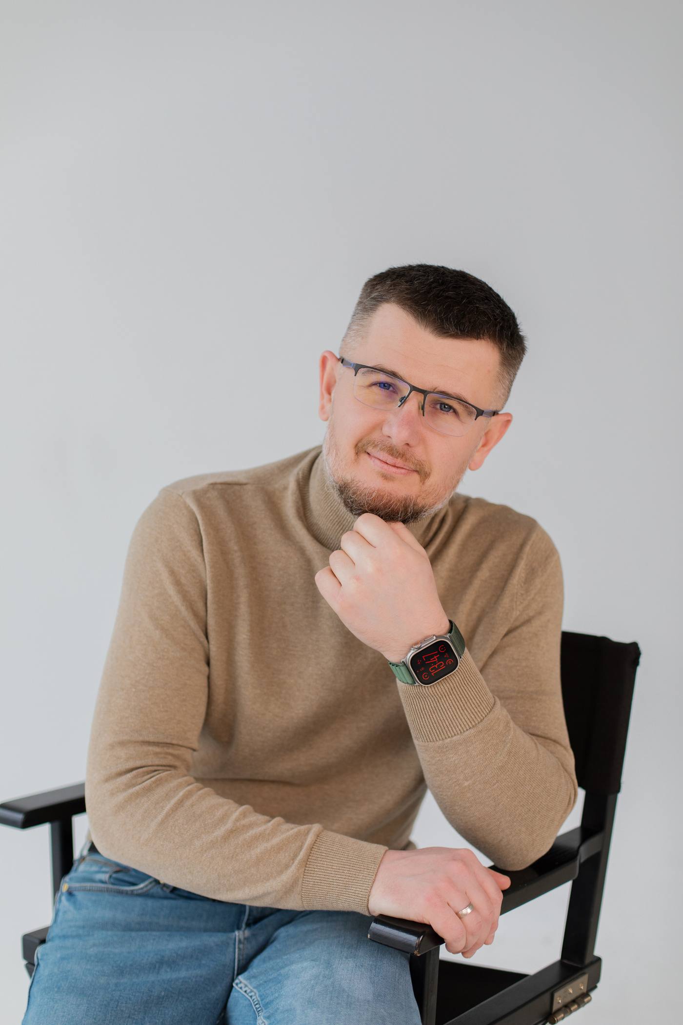 Діловий чоловічий портрет у кріслі